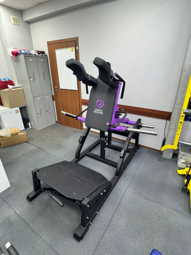 Тренажер Гак V-присед серии Peach Builder PB311 нагружаемый дисками Тренажер Гак V-присед серии Peach Builder PB311 нагружаемый дисками